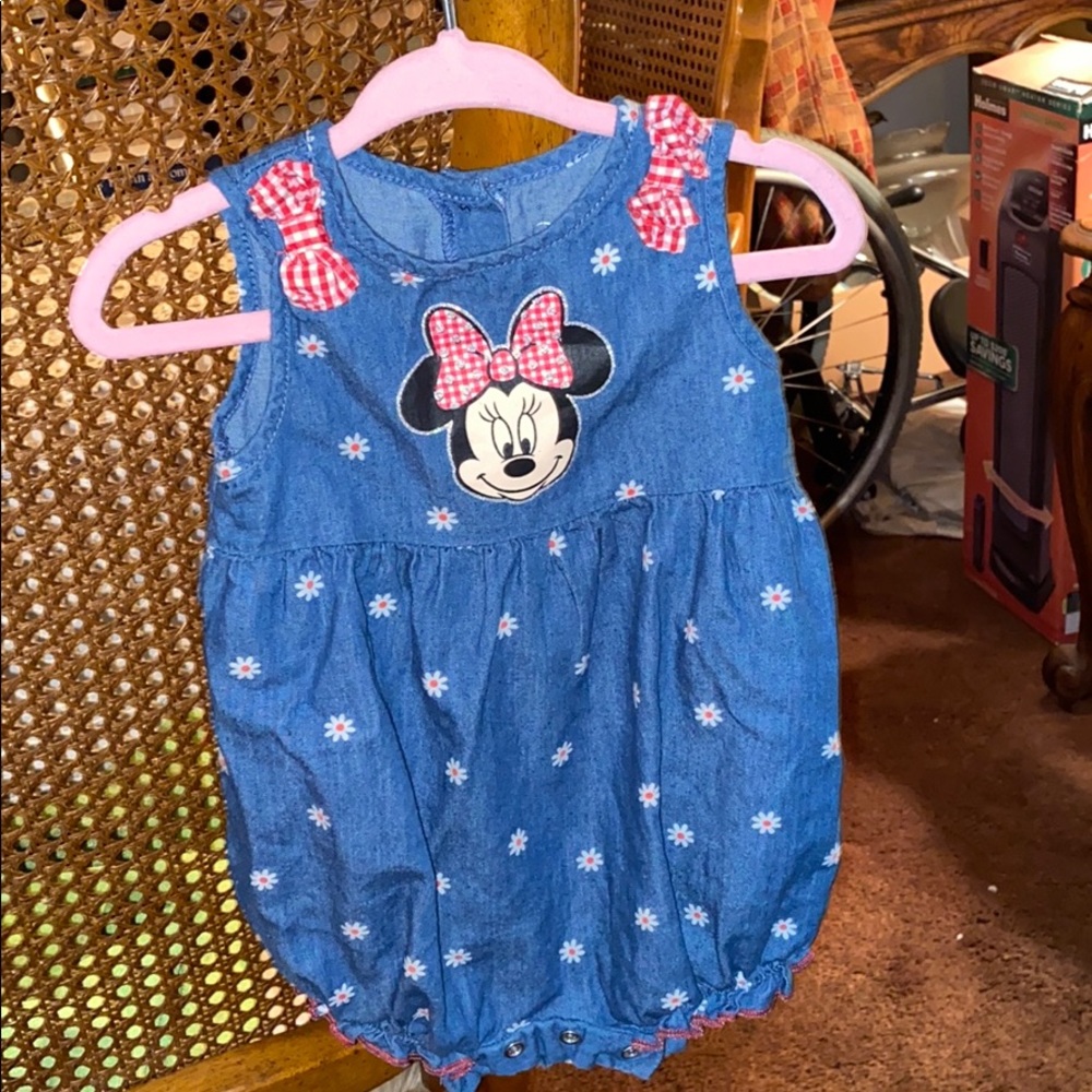 Beautiful Minnie Mouse romper size 6-9 months